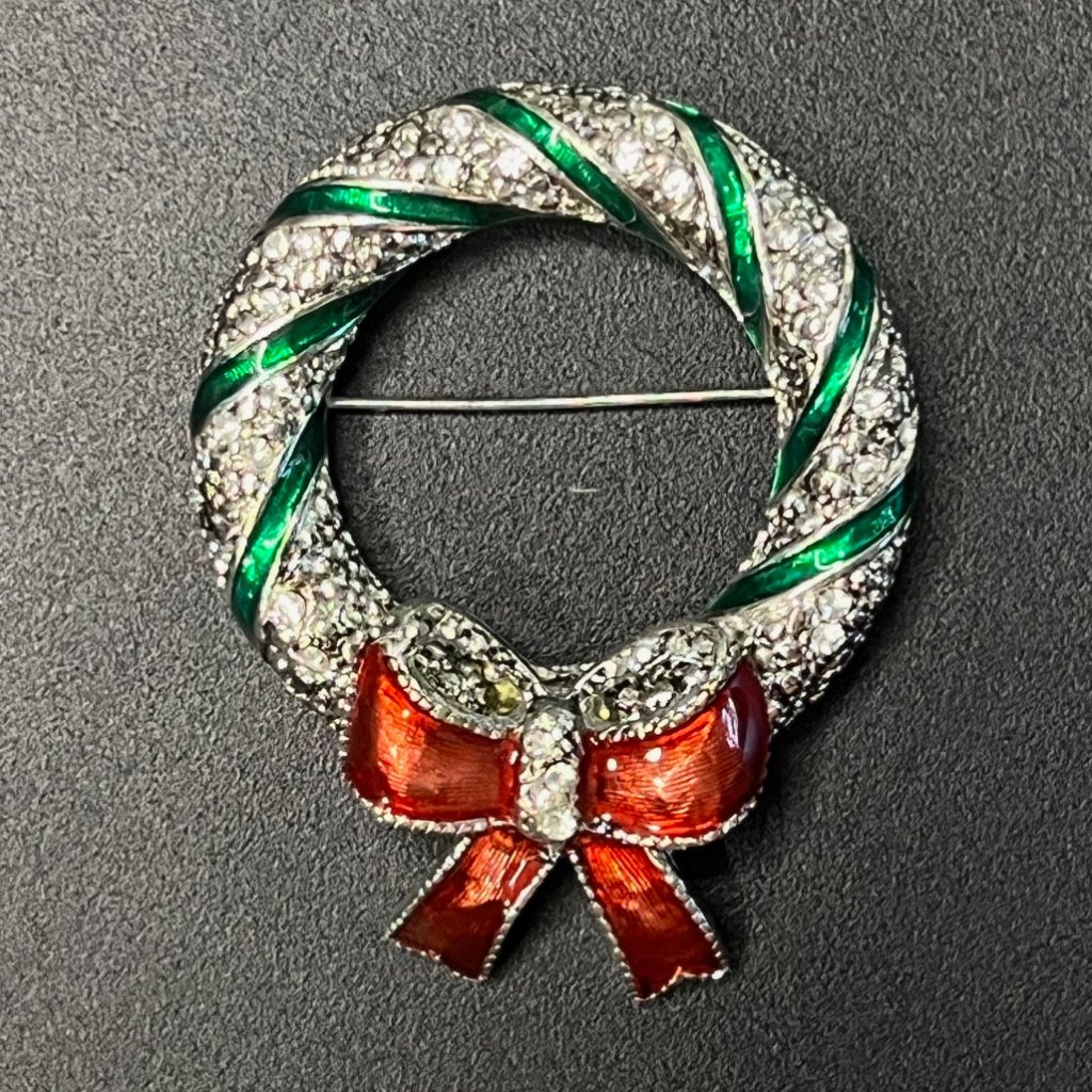 Kc - Signed Silvertone Green Enamel Clear Rhinestone Christmas Wreath Brooch Pin 18$